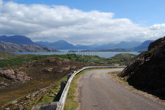 山间的美景和道路图片