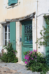 屋排法兰西岛IledeRe有绿色百叶窗的房子主菜图片