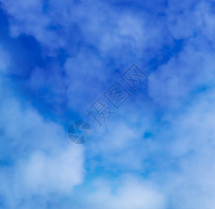 蓝色背景带抽象云彩烟自然天空图片