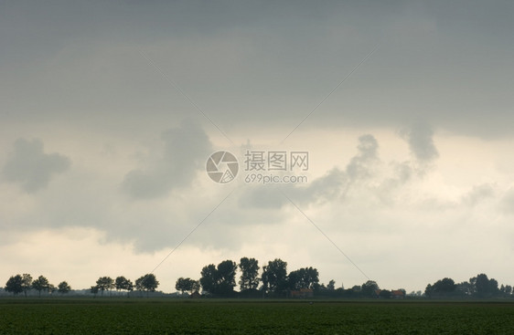 暴风雨在荷兰泽的田鼠上酝酿云层笼罩着乌天气西兰黑暗的图片