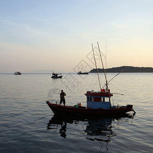 日出时在渔船上捕鱼的民天空时间钓鱼图片