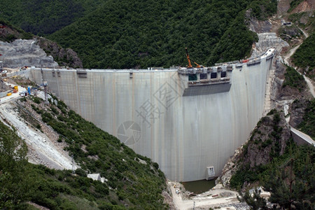 水坝墙在村里工作盆地进步湖图片