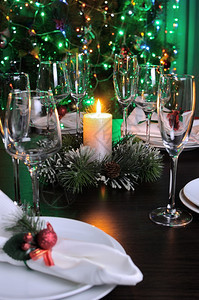 灯光蜡烛和锥盘作为装饰圣诞餐桌的一个要素撞喜庆的图片