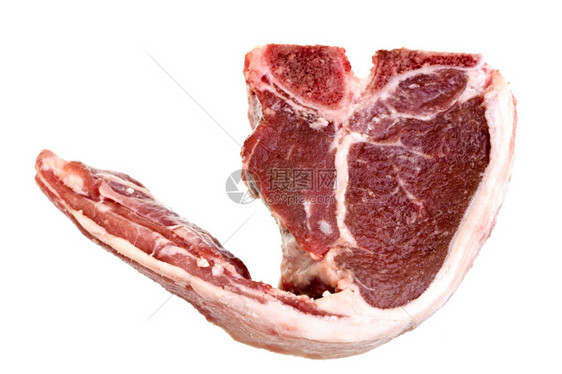生的超过肉类周围有脂肪的原始羊排在白种背景上劈图片