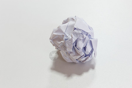 白圆包纸放在桌上拒绝一团文件背景图片