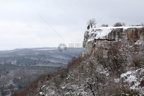 冬季的带了一点雪的山峰图片