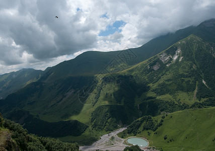 丘陵山坡湖泊和蓝天白云图片