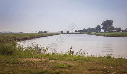 里弗斯基场地荷兰在Eem河的Holland草林中在Hurzion有树木在Forforth风景中也有草地还水树和平线以及水树和地平图片