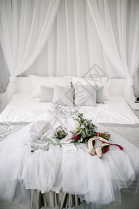 床上的婚礼配饰图片