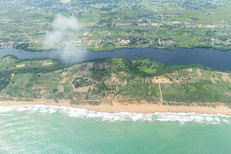 海滩贝宁科托努岸大西洋线的空中观视贝宁科托努海岸一带旅行洋图片