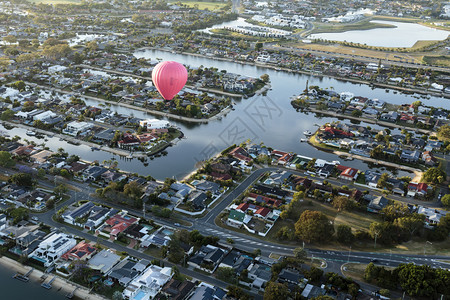 在澳洲昆士兰州金海岸的运河上空出现一个热气球在日出时飞过空气热的水图片
