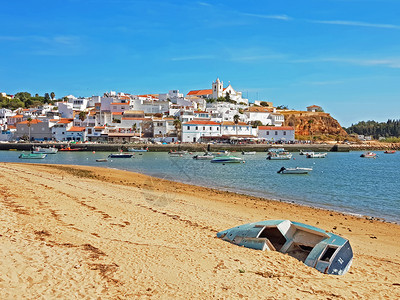 旅游葡萄牙Algarve的Ferragudo村镇背景图片