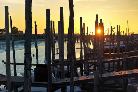 美日落在港边的木桩上景观帖子浮桥图片