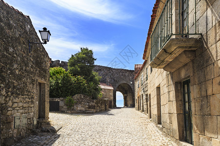 本地索特尔哈一般的通往新泽门街道和在葡萄牙中世纪Scowelha村以当地丰富的花岗岩石建造房屋景象图片
