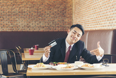 人们有钱吃晚饭用信卡商业晚餐图片