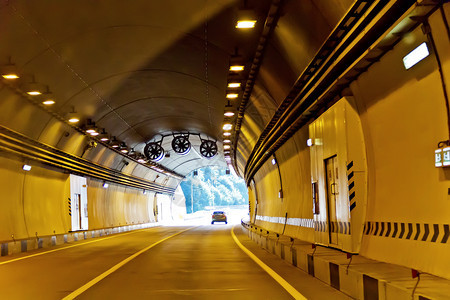 在隧道里驾驶最后有阳光照耀最后在隧道里驾驶结尾运输交通图片