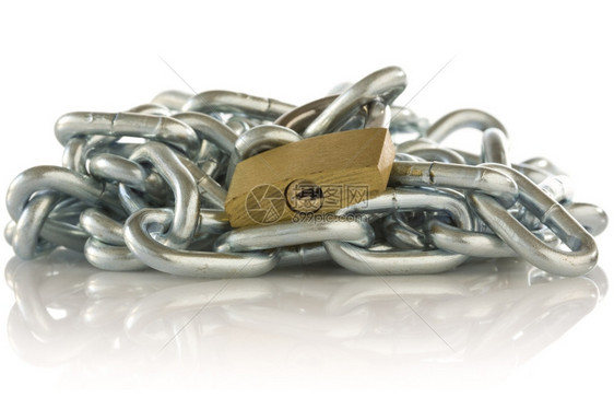 安全金属使用权以白色背景反射的链锁和挂图片