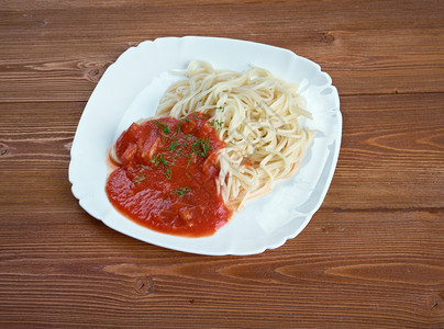 菲力盘子番茄酱自制意大利面和番茄酱水平的图片