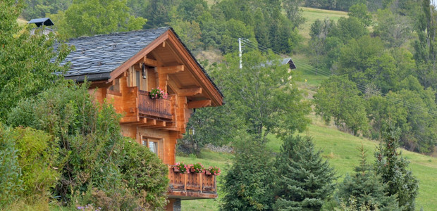 夏季的山间小屋图片