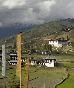 村落坐落在山间图片