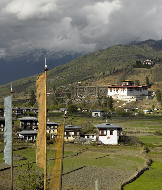 村落坐落在山间图片