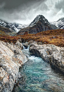 山间河流和山峰图片