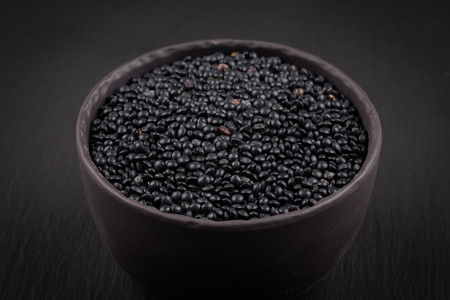 黑扁豆白鲸门户14生的在白色孤立小型黑碗杯中有许多黑白鱼扁豆种子