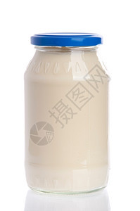 奶油透明白色背景上隔绝的玻璃杯蛋黄酱蓝色帽子罐图片