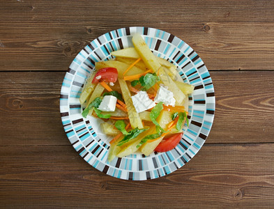 干草食品由淀粉食品和新鲜蔬菜结合组成的盘新鲜凝乳草药图片
