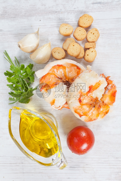 沙拉虾皮食物为健康营养煮熟的美味新鲜虾尾鱼图片