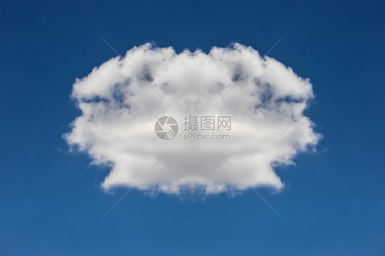 对称的蓝色乐趣白云对蓝天空带有微异形外轮廓图片