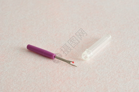 工具塑料接缝白色背景的紫缝针不挑剔者图片