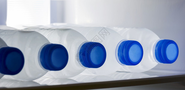 饮料冰箱中的瓶装水凉爽清楚图片