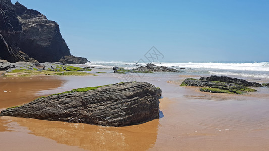 葡萄牙PraiaValeFigueiras的岩石和海洋西岸滩谷图片