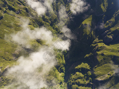 绿色的山脉山峰图片