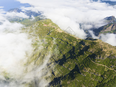 绿色的山脉山峰图片