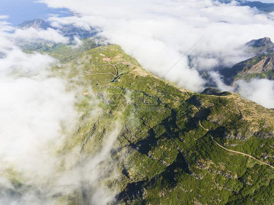 绿色的山脉山峰图片