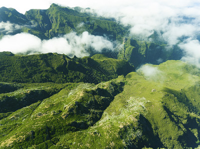 绿色的山脉山峰图片