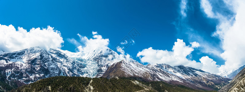 美丽的雪峰和云雾顶天空图片