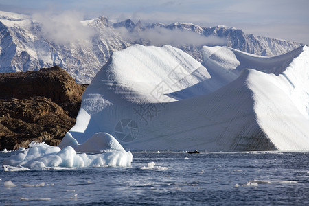 景观冷冻东格陵兰岛海岸唐士比松的冰山极图片
