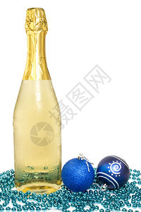 一瓶香槟酒和白底的圣诞香水杯子派对酒精小玩意图片