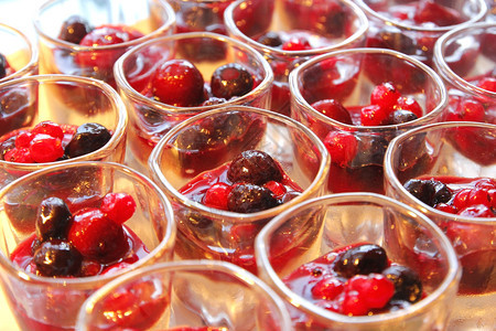 新鲜甜点有草莓果酱和樱桃在自助餐线上浆果琐事自制图片