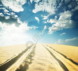 云蓝天下沙漠中的桑迪路在下面风景图片
