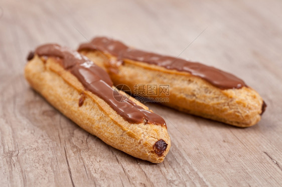 木背景的甜巧克力糕饼糖果黄油干卡路里图片