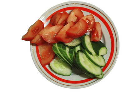 沙拉绿色红的白底孤立圆盘上切片西红柿和黄瓜图片