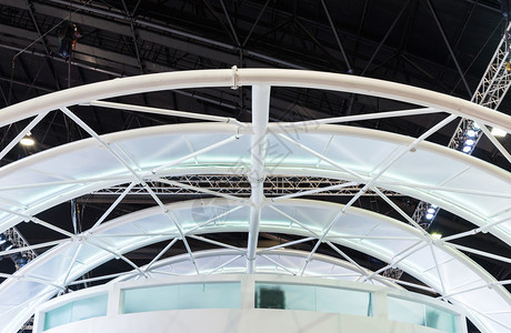 金属建筑学现代展厅大舞台的白曲线结构色的图片