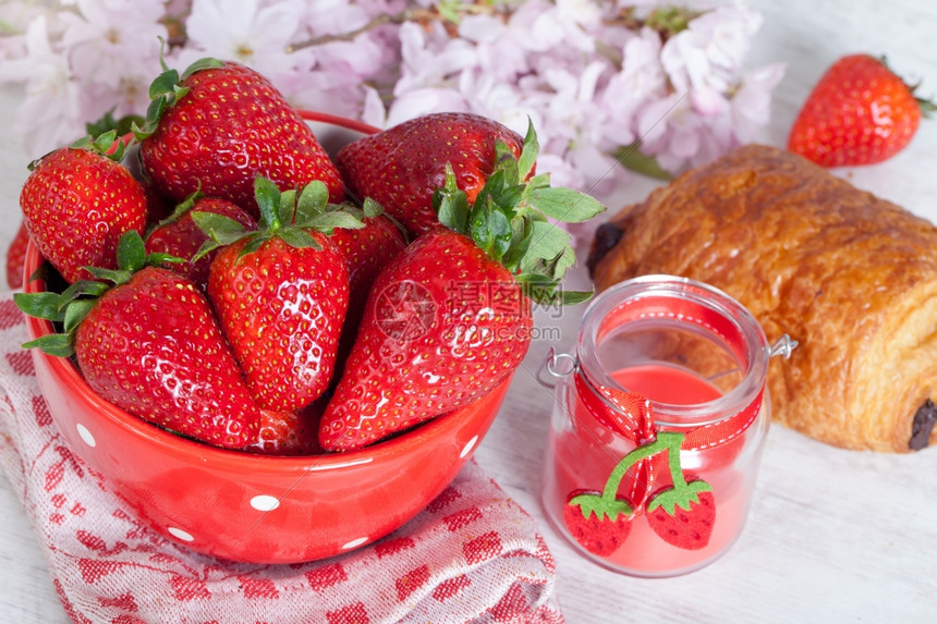 早餐草莓和面包图片