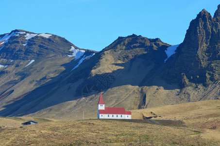 山下的教堂和山峰图片