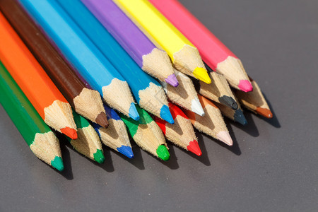 不同颜色彩的铅笔图片