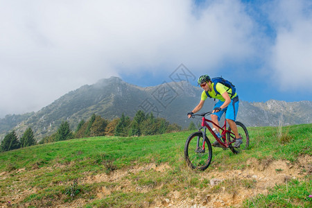 年轻人骑山地自行车图片